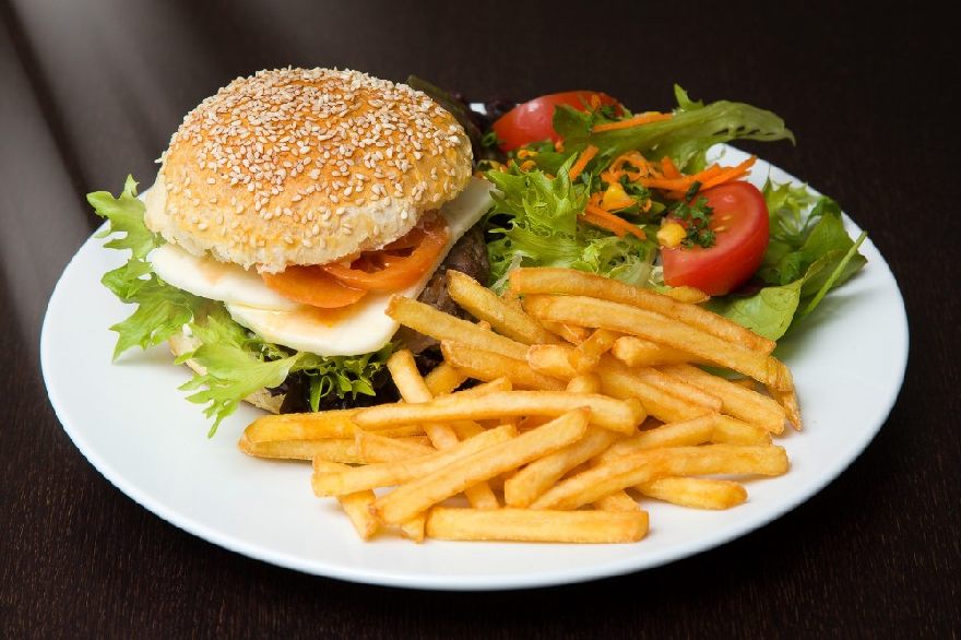 Leckerer Hamburger mit Pommes und Salat wie beim Grill Hans im Glück mit leckeren Essen in Heidelberg.